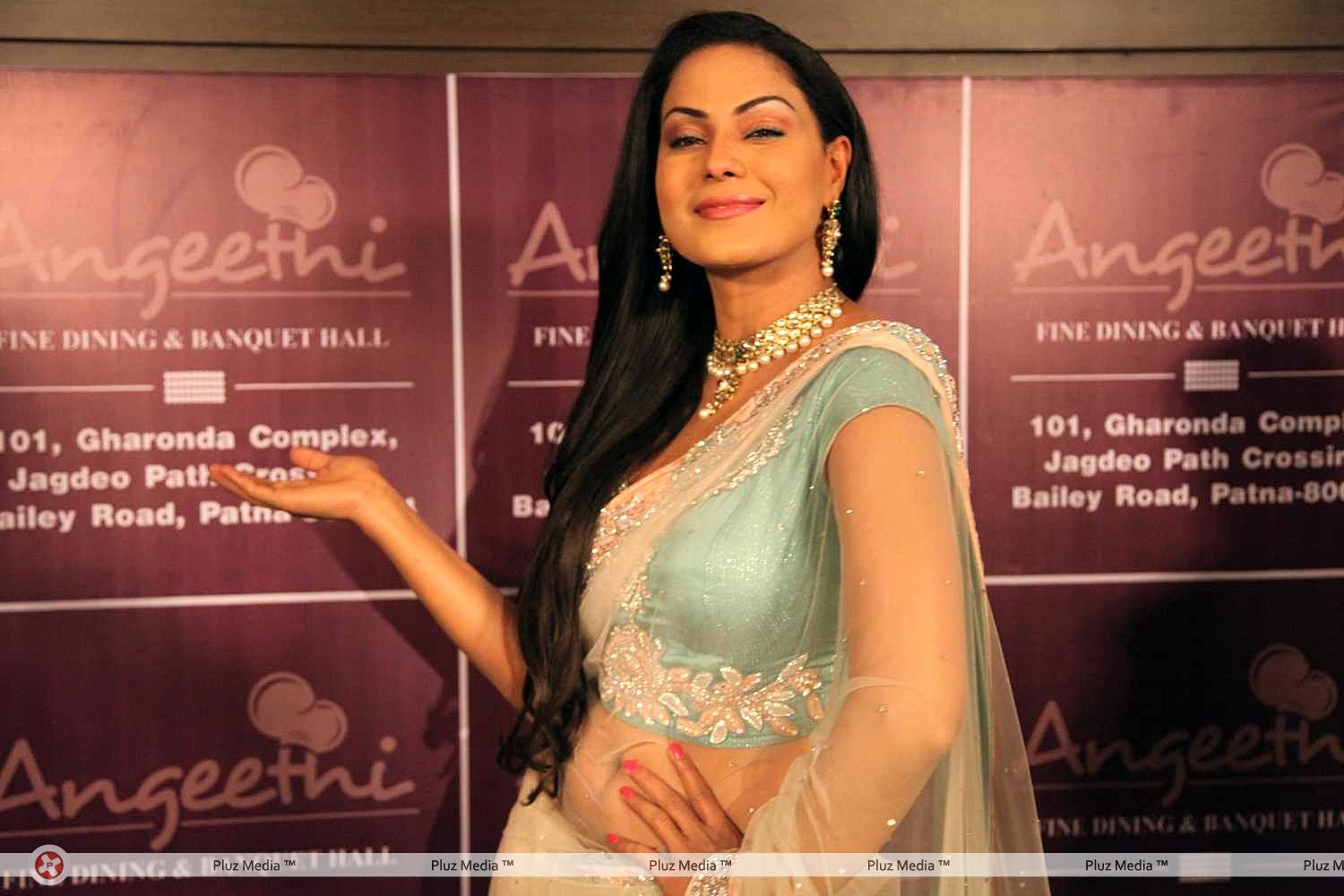 In Pics Veena Malik taste the Zaika Of Bihar | Picture 303807