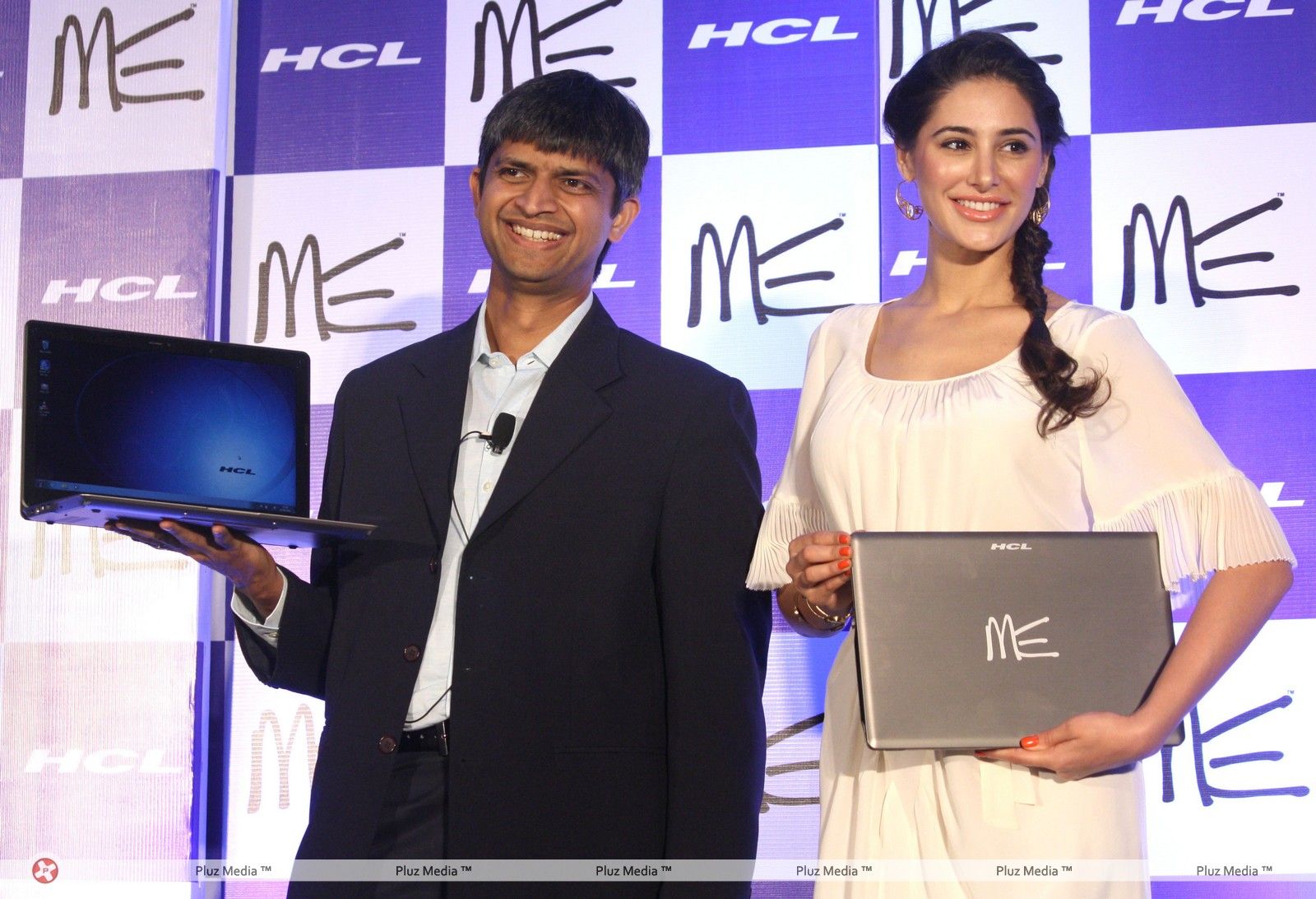 Nargis Fakhri at the launch of HCL Me Ultrabook Photos | Picture 279275