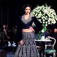Deepika Padukone - SRK and Deepika in the Grand Finale of Delhi Couture Week 2013 Photos