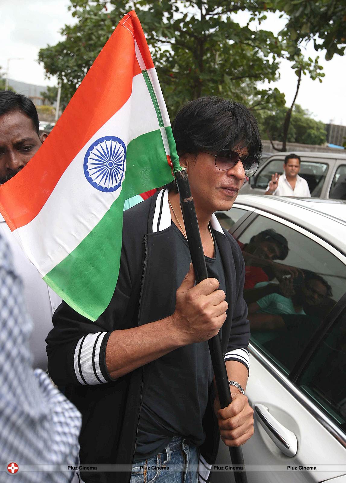 Shahrukh Khan - Shahrukh Khan celebrates 67th Independence Day Photos | Picture 537921