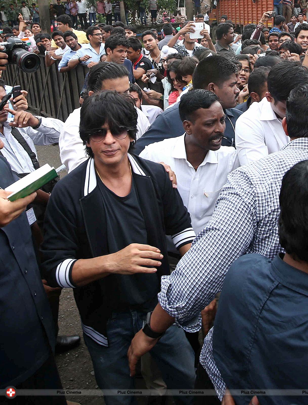 Shahrukh Khan celebrates 67th Independence Day Photos | Picture 537951