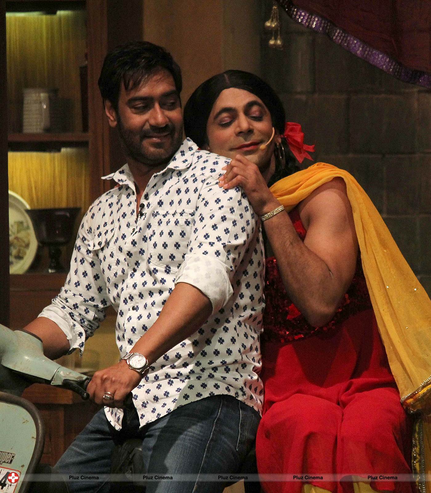 Promotion of film Satyagraha on the sets of TV show Comedy Nights with Kapil Photos | Picture 541172