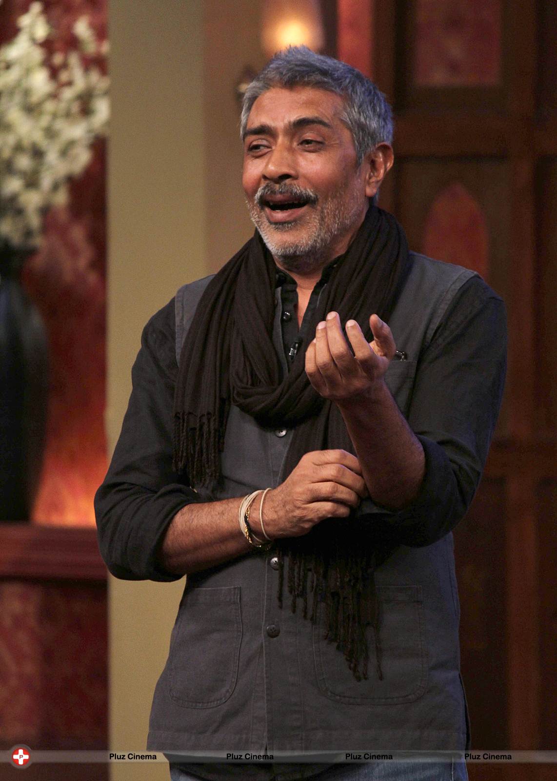 Prakash Jha - Promotion of film Satyagraha on the sets of TV show Comedy Nights with Kapil Photos | Picture 541188