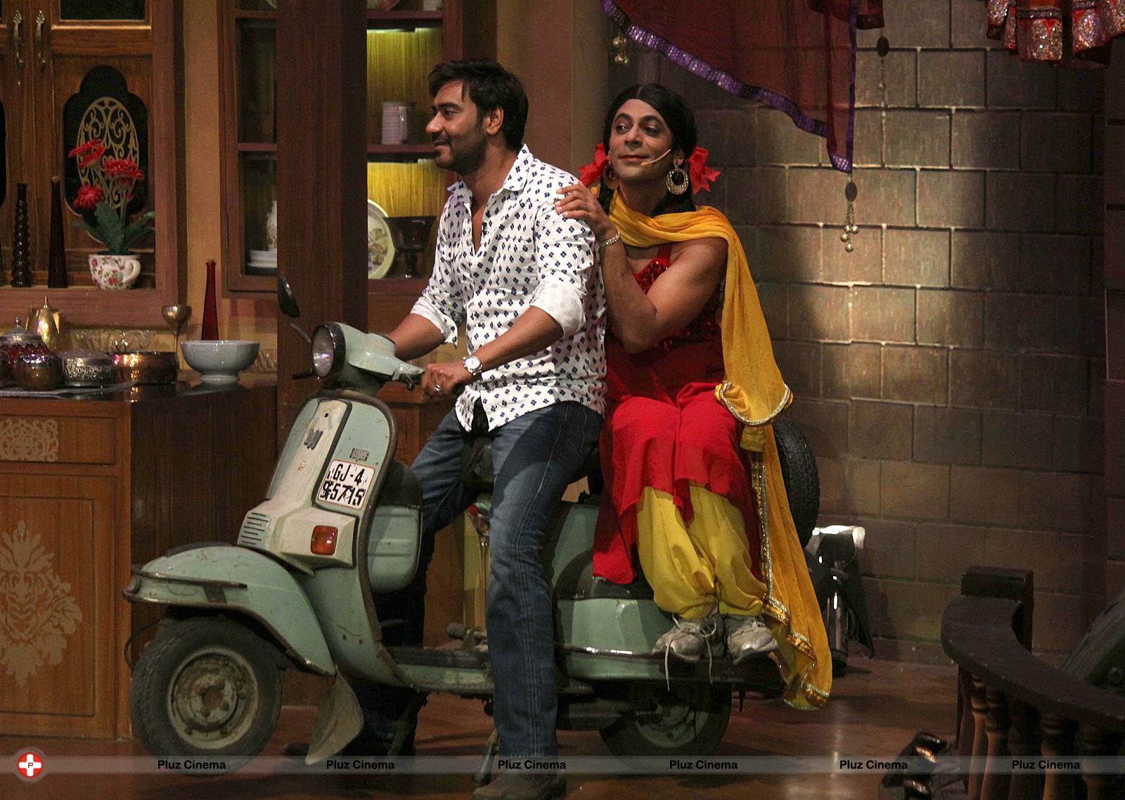 Promotion of film Satyagraha on the sets of TV show Comedy Nights with Kapil Photos | Picture 541191