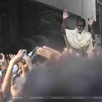Big B greets fans outside Jalsa Photos | Picture 541434