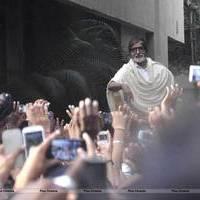 Big B greets fans outside Jalsa Photos | Picture 541435