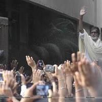 Big B greets fans outside Jalsa Photos | Picture 541437