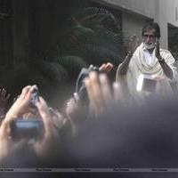 Big B greets fans outside Jalsa Photos | Picture 541438