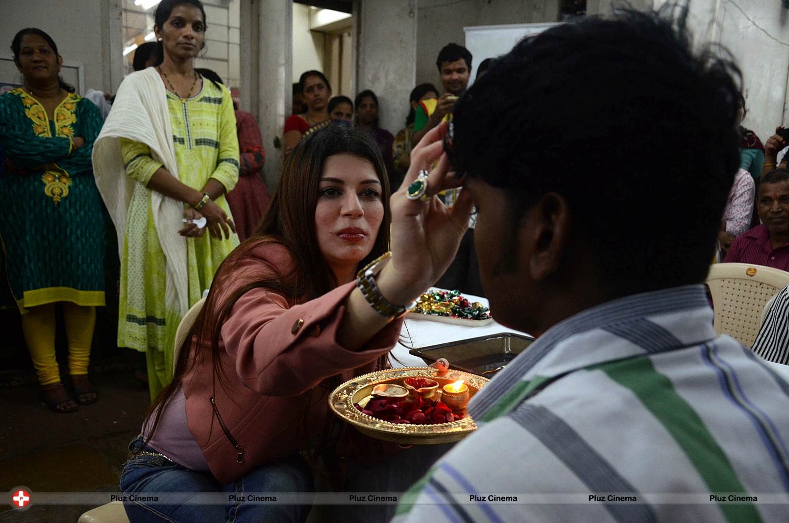 Actress Kainaat Arora celebrates Raksha Bandhan at cancer care center Photos | Picture 542872