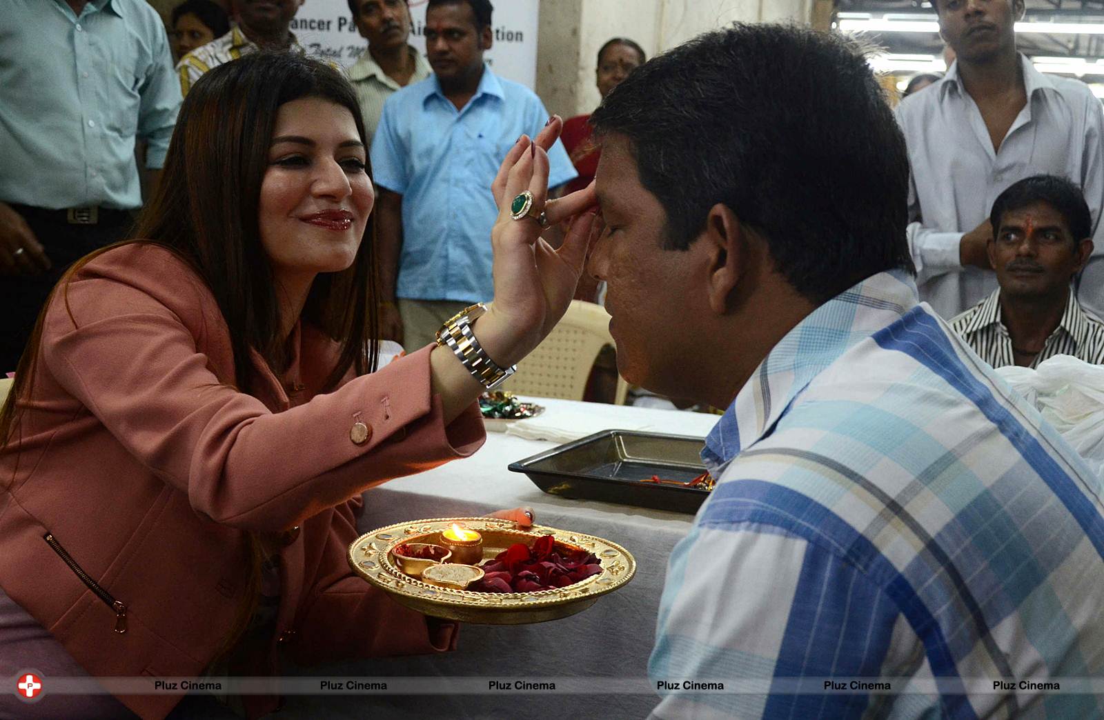 Actress Kainaat Arora celebrates Raksha Bandhan at cancer care center Photos | Picture 542875