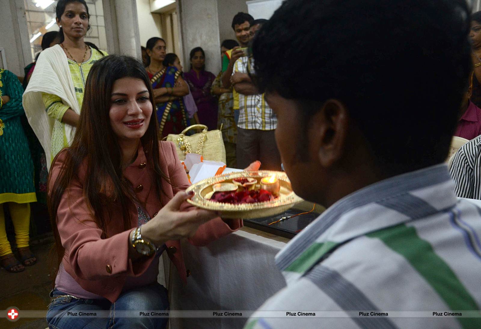 Actress Kainaat Arora celebrates Raksha Bandhan at cancer care center Photos | Picture 542884