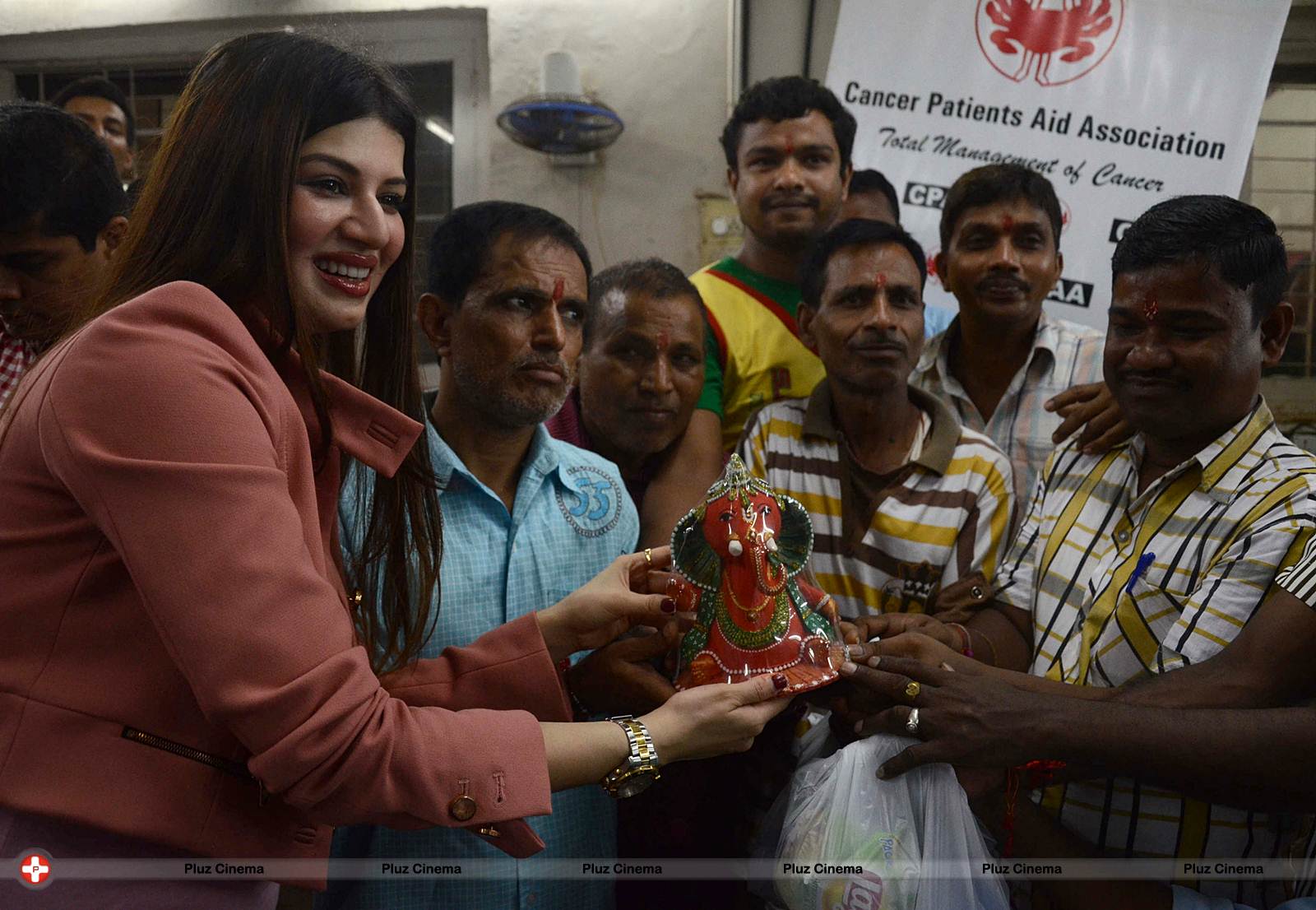 Actress Kainaat Arora celebrates Raksha Bandhan at cancer care center Photos | Picture 542887