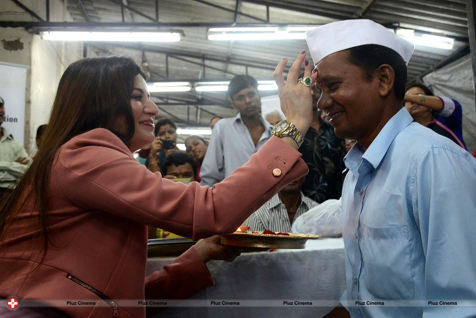 Actress Kainaat Arora celebrates Raksha Bandhan at cancer care center Photos | Picture 542892
