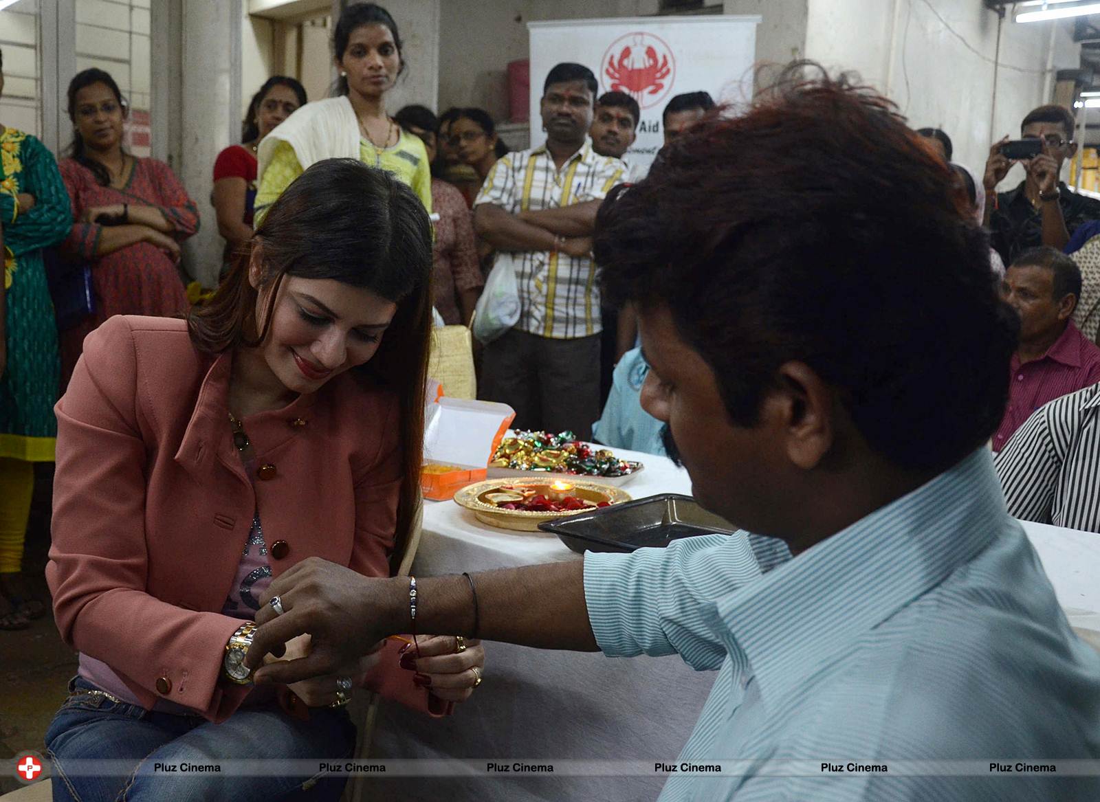 Actress Kainaat Arora celebrates Raksha Bandhan at cancer care center Photos | Picture 542895