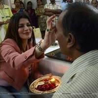 Actress Kainaat Arora celebrates Raksha Bandhan at cancer care center Photos