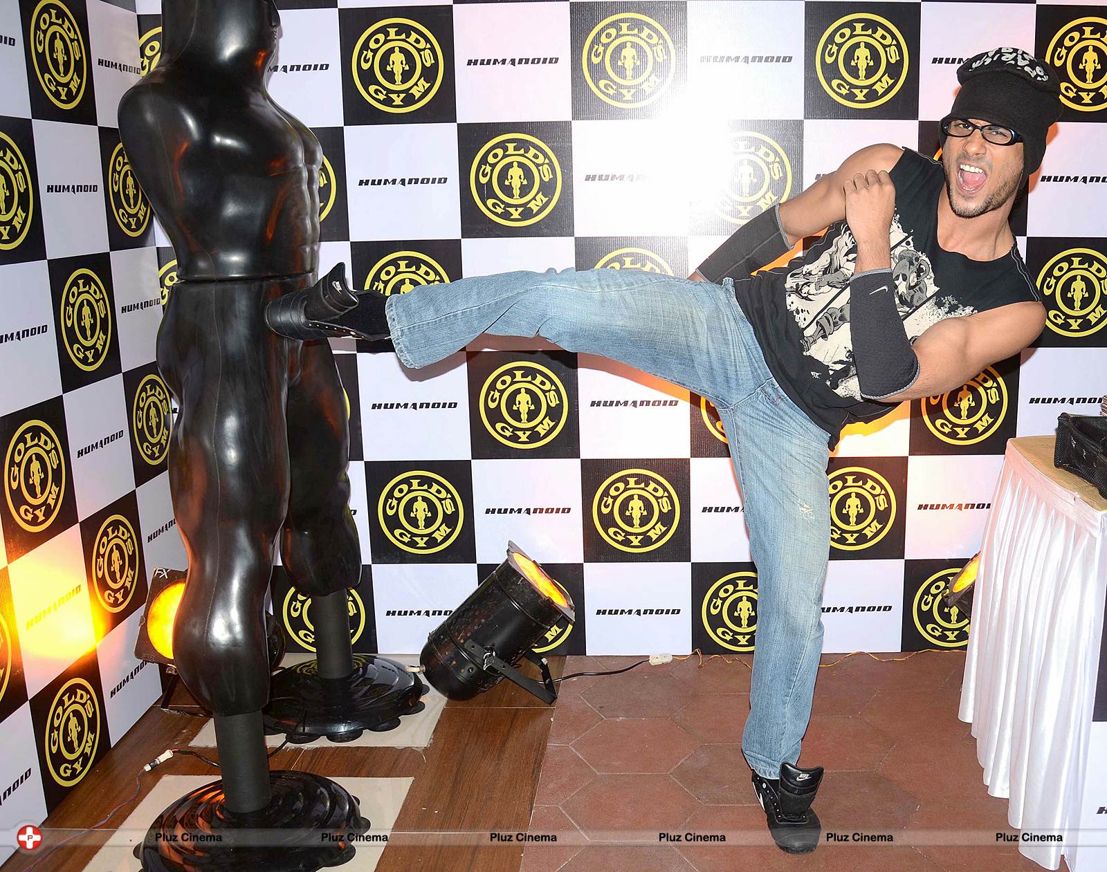 Prateik Babbar - Relaunch of Golds Gym Photos | Picture 544777