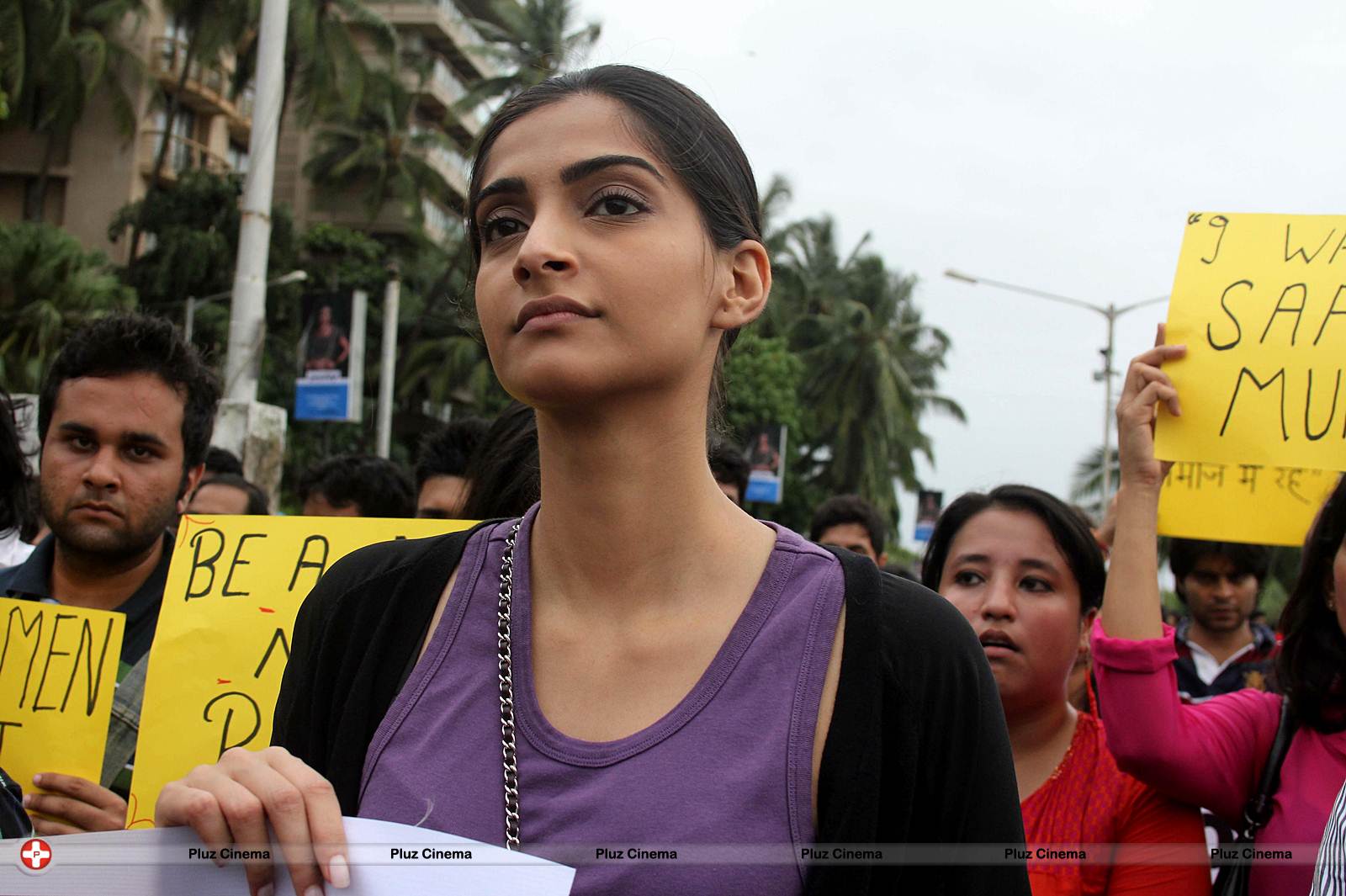 Sonam Kapoor Ahuja - Sonam during a Protest against gang rape Photos | Picture 550986
