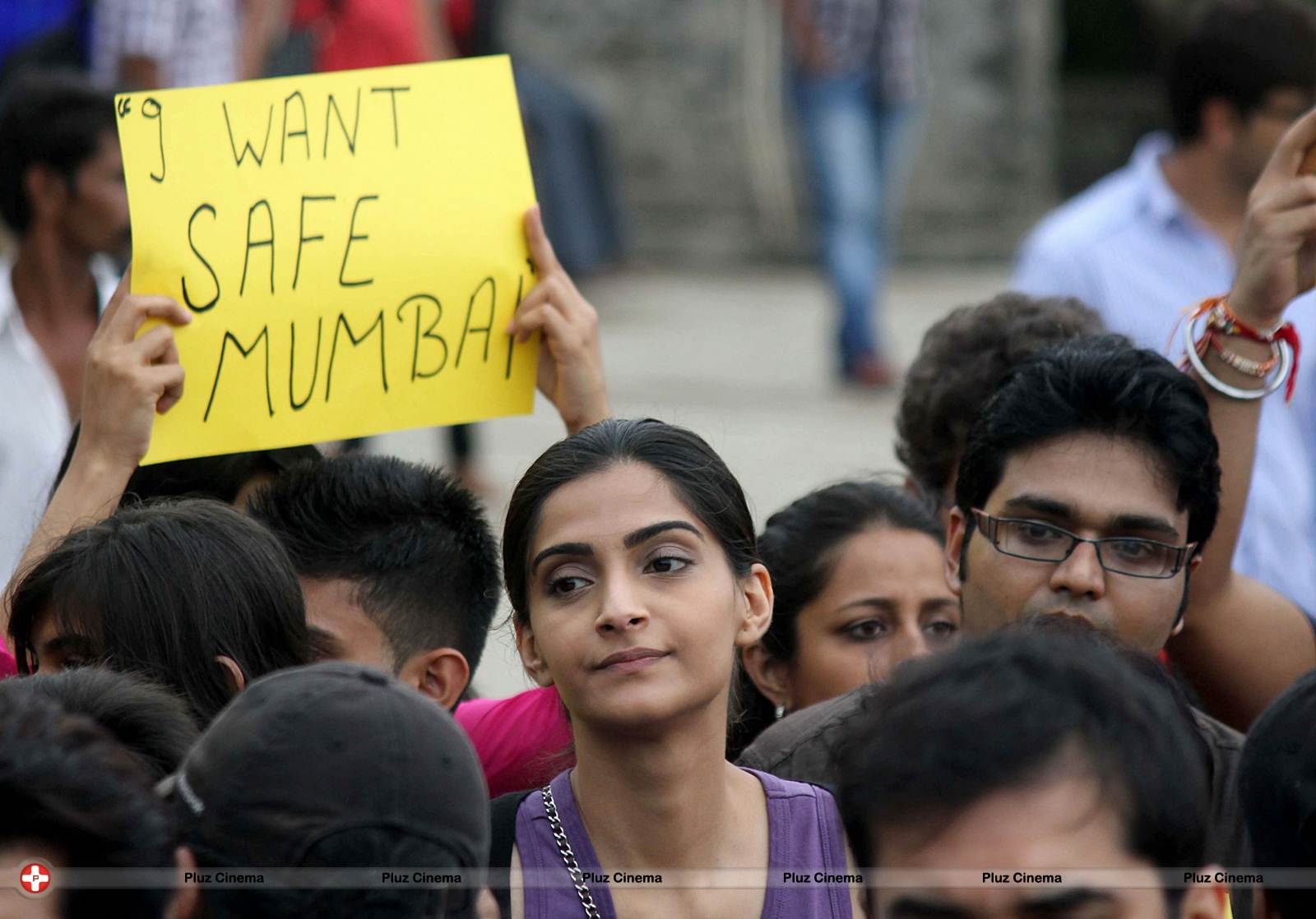 Sonam Kapoor Ahuja - Sonam during a Protest against gang rape Photos | Picture 550987