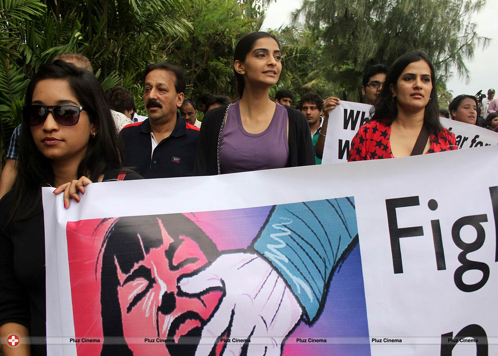 Sonam Kapoor Ahuja - Sonam during a Protest against gang rape Photos | Picture 550995