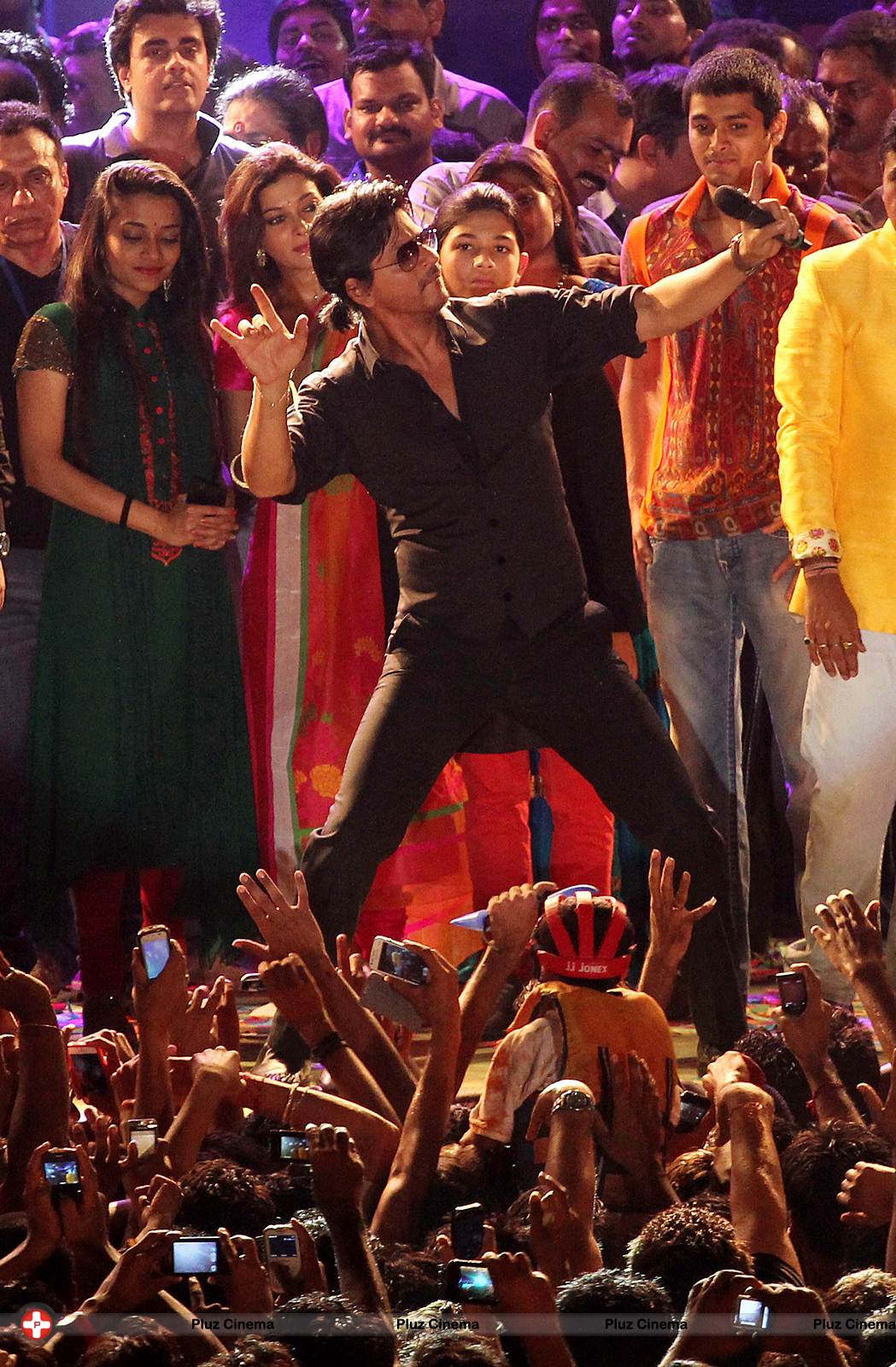 Shahrukh Khan - Bollywood celebrates Janmashtami Photos | Picture 556042