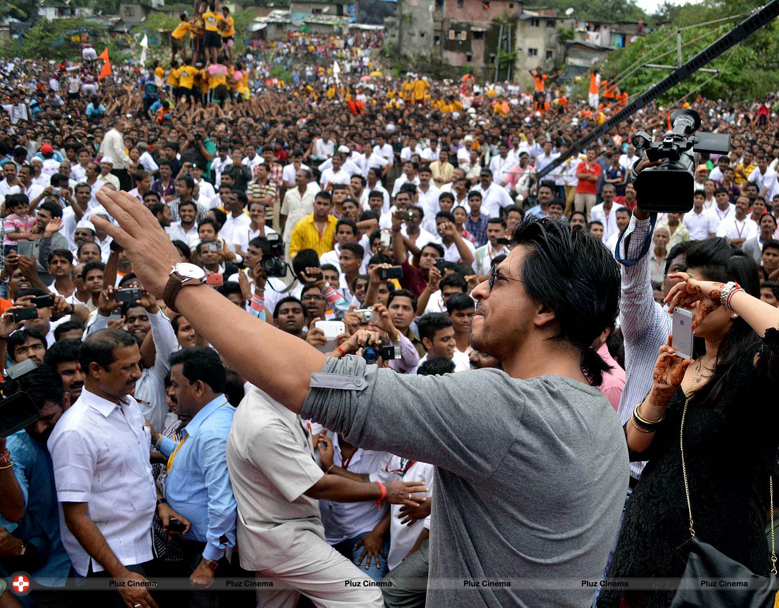 Shahrukh Khan - Bollywood celebrates Janmashtami Photos | Picture 555826