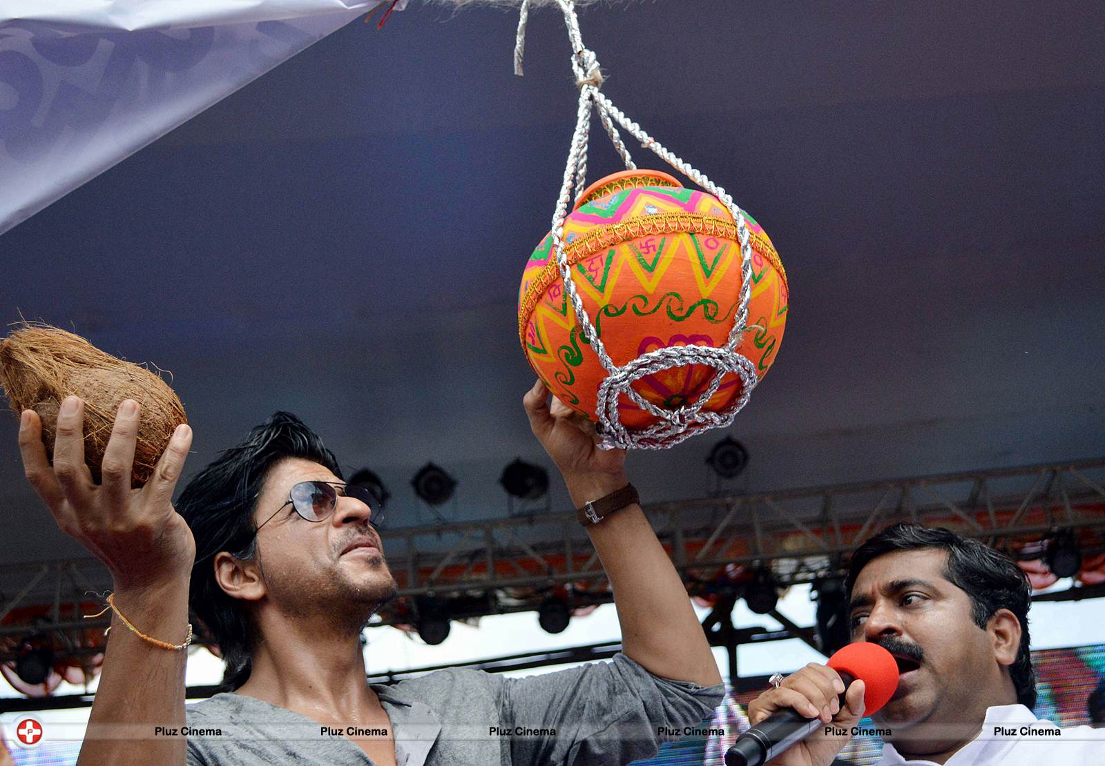 Shahrukh Khan - Bollywood celebrates Janmashtami Photos | Picture 555835