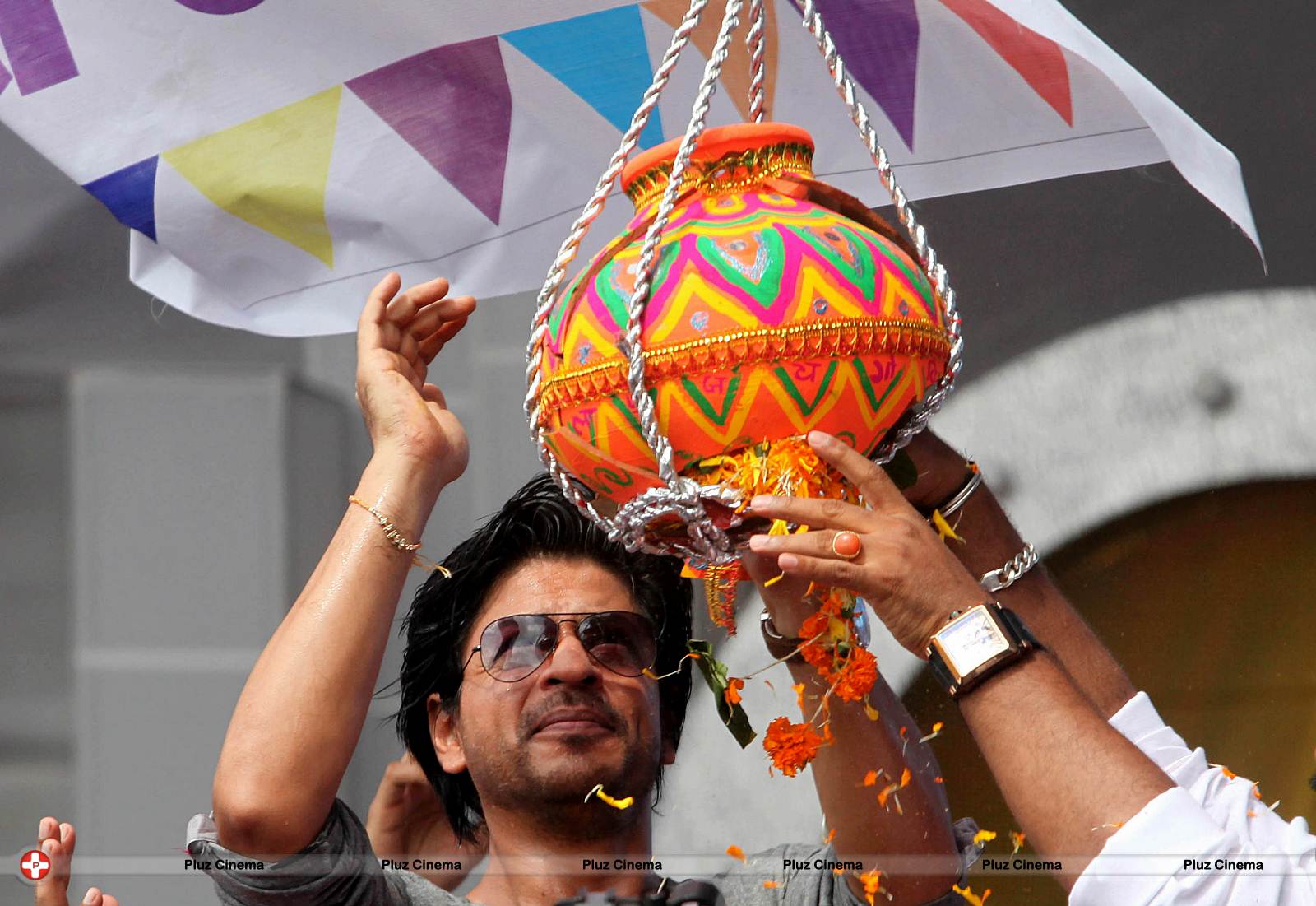 Shahrukh Khan - Bollywood celebrates Janmashtami Photos | Picture 556075