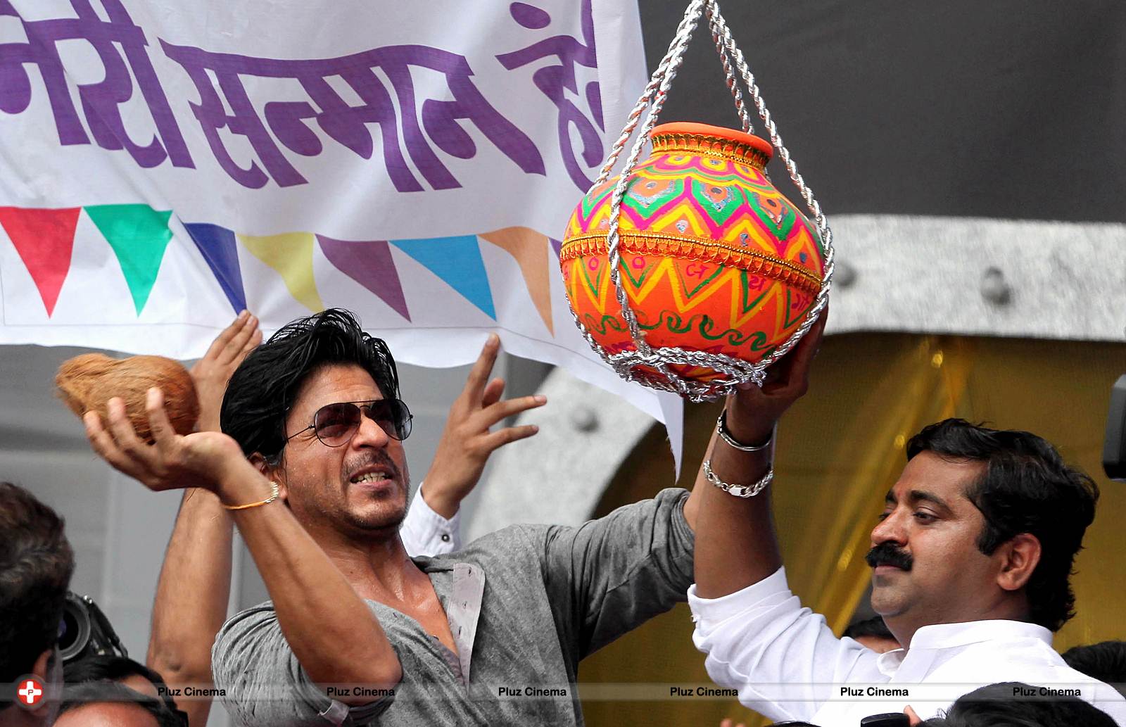 Shahrukh Khan - Bollywood celebrates Janmashtami Photos | Picture 556076