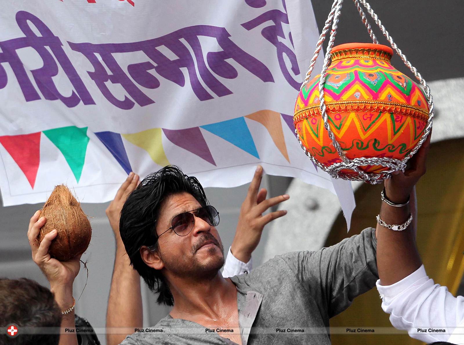Shahrukh Khan - Bollywood celebrates Janmashtami Photos | Picture 556084