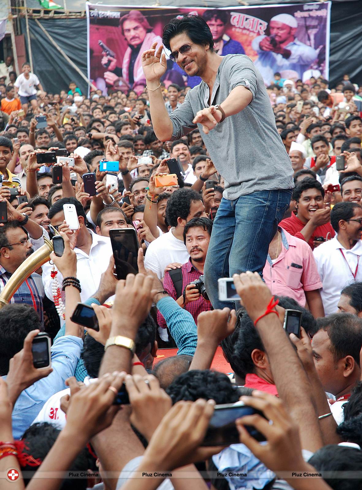 Shahrukh Khan - Bollywood celebrates Janmashtami Photos | Picture 555847