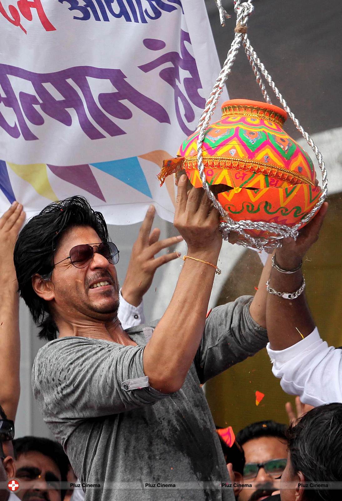 Shahrukh Khan - Bollywood celebrates Janmashtami Photos | Picture 556090