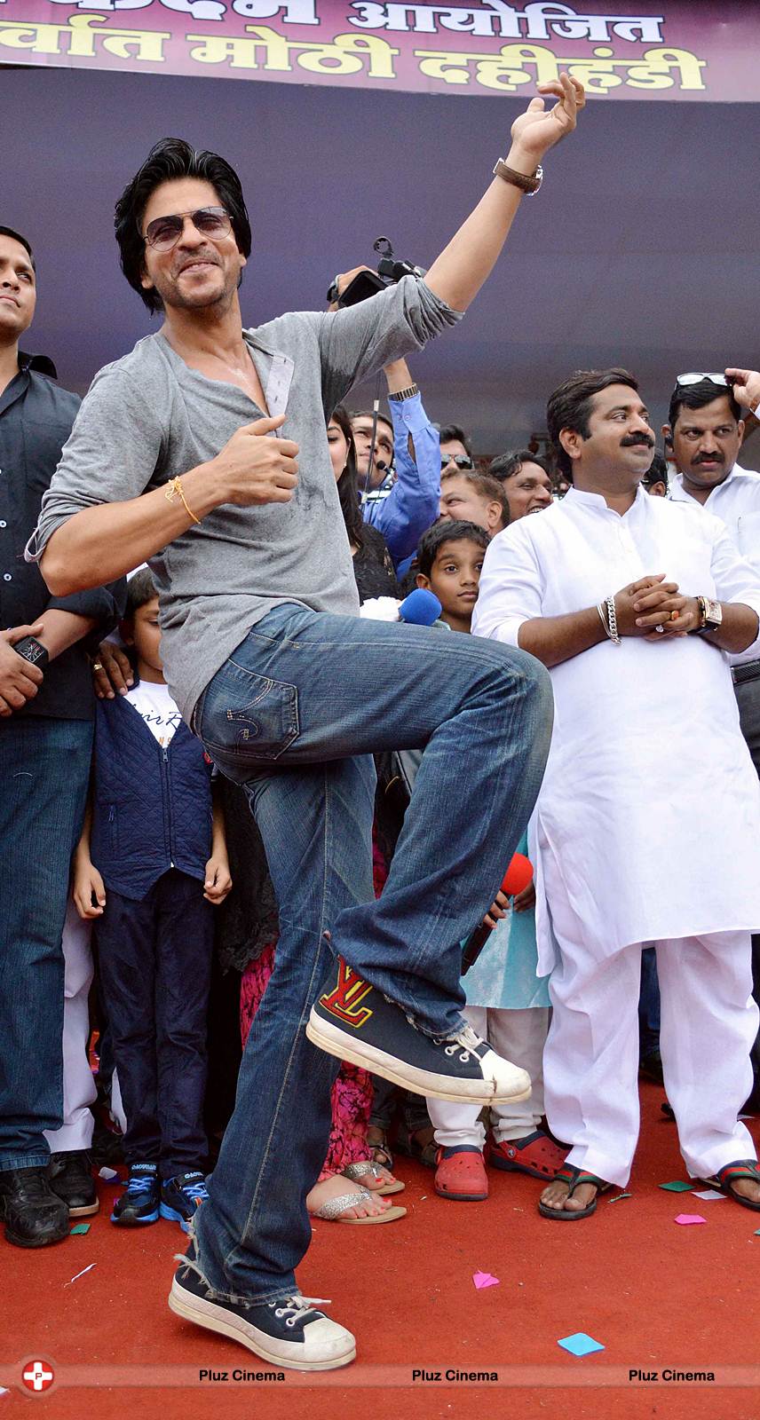 Shahrukh Khan - Bollywood celebrates Janmashtami Photos | Picture 555853