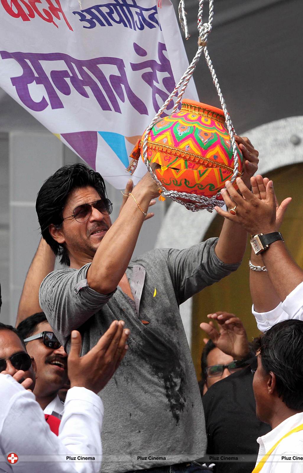 Shahrukh Khan - Bollywood celebrates Janmashtami Photos | Picture 556102