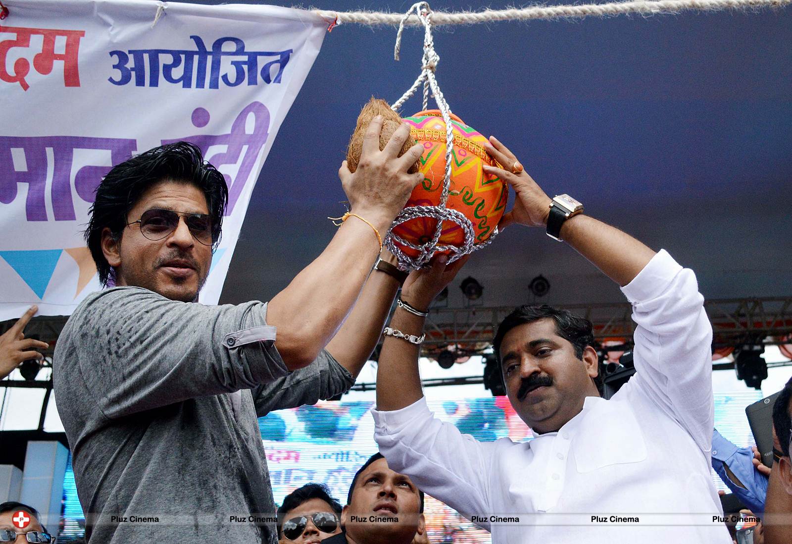 Shahrukh Khan - Bollywood celebrates Janmashtami Photos | Picture 555862