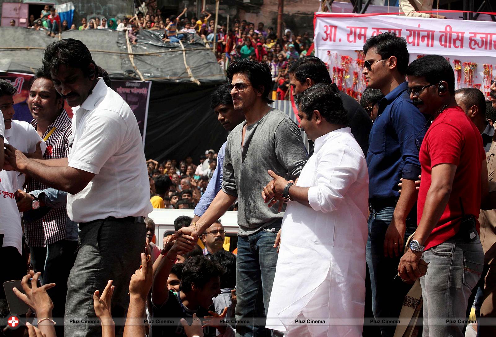 Shahrukh Khan - Bollywood celebrates Janmashtami Photos | Picture 556120