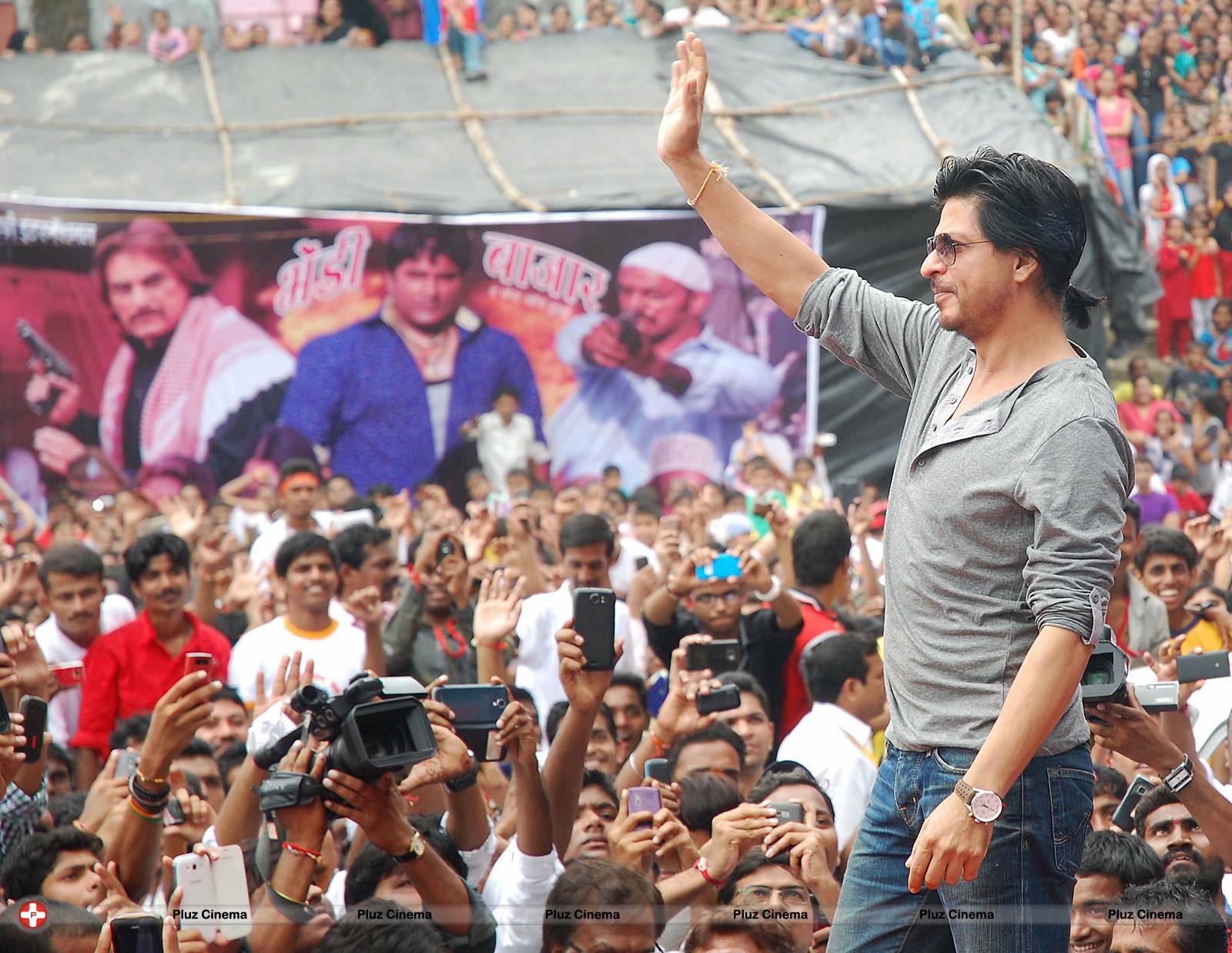 Shahrukh Khan - Bollywood celebrates Janmashtami Photos | Picture 555863