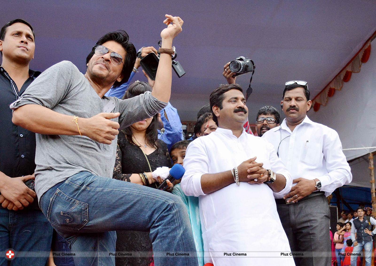 Shahrukh Khan - Bollywood celebrates Janmashtami Photos | Picture 555866