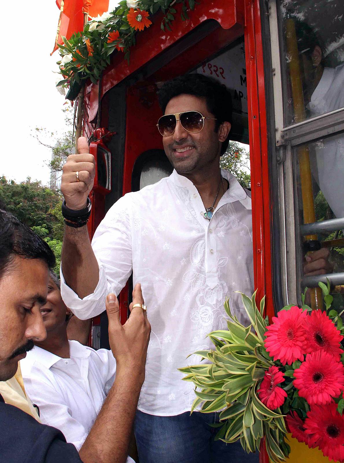 Abhishek Bachchan - Abhishek Bachchan flag off special BEST buses photos | Picture 505011