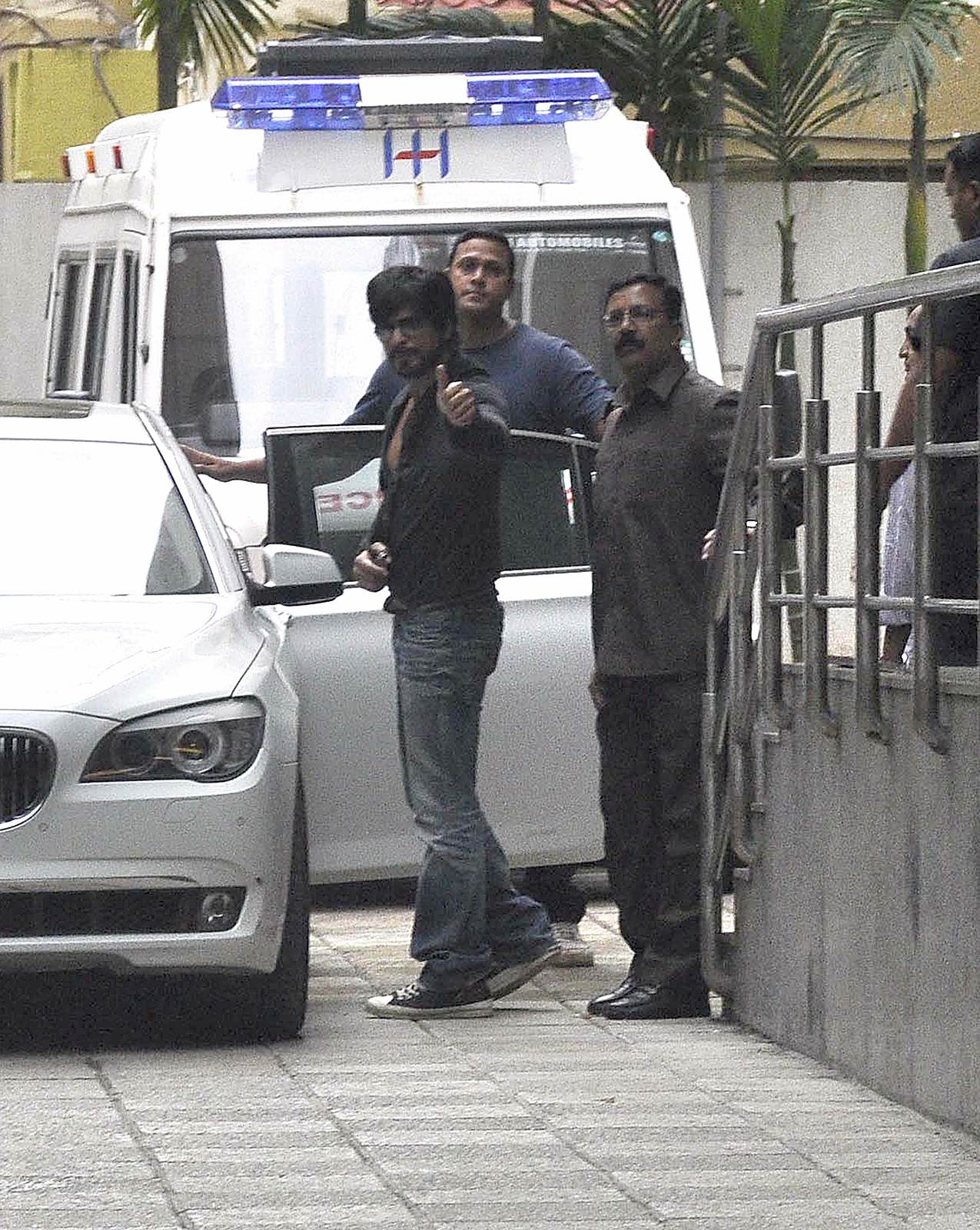 Shahrukh Khan - Celebrities meet Hrithik Roshan at hospital photos | Picture 505076