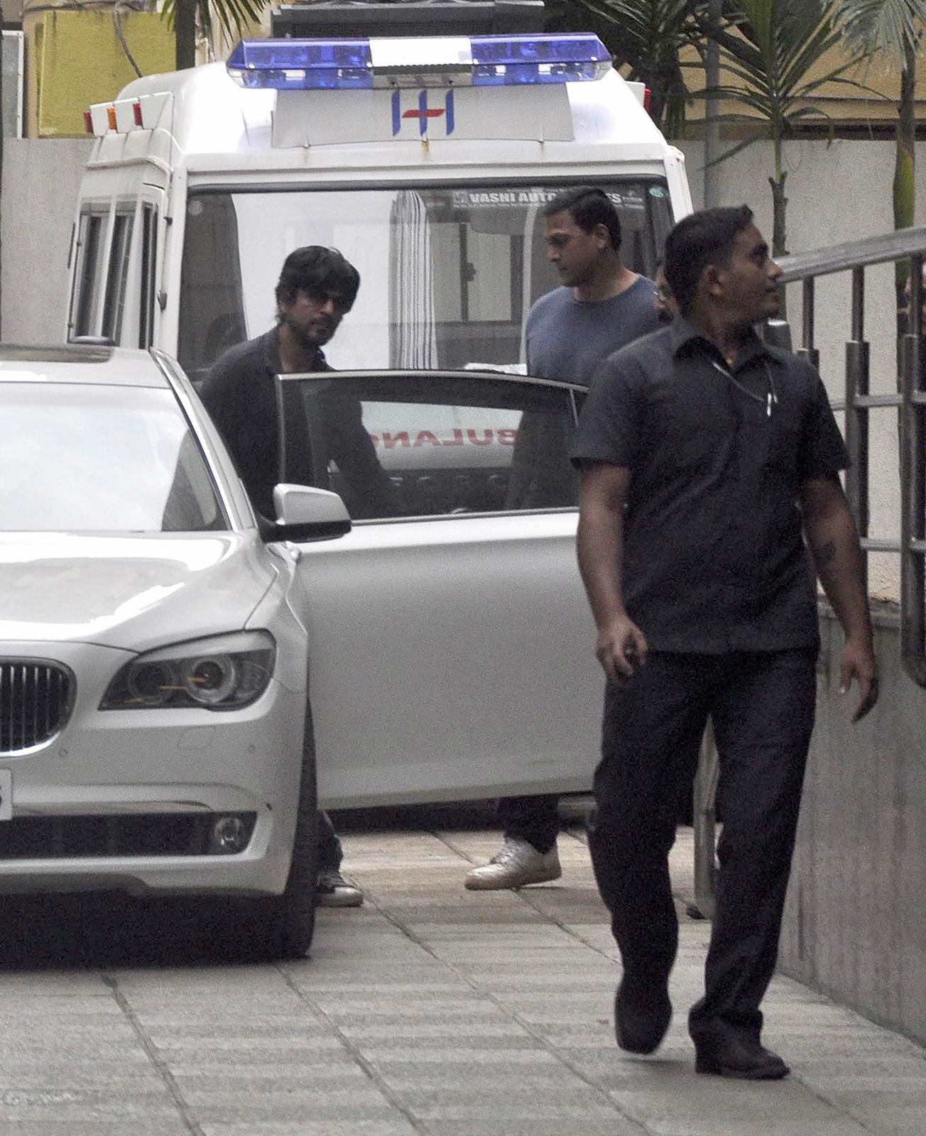 Shahrukh Khan - Celebrities meet Hrithik Roshan at hospital photos | Picture 505081