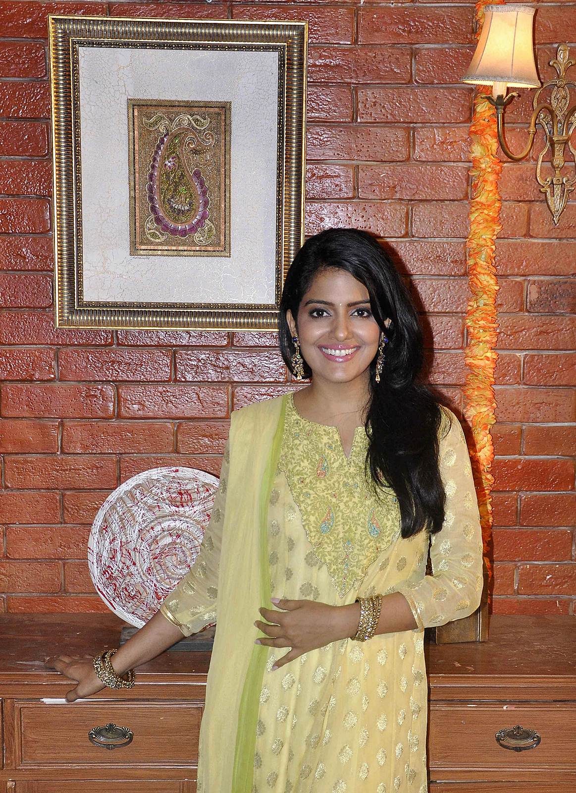 Vishakha Singh - Promotion of film Bajatey Raho on the sets of TV serial Anamika Photos | Picture 514243