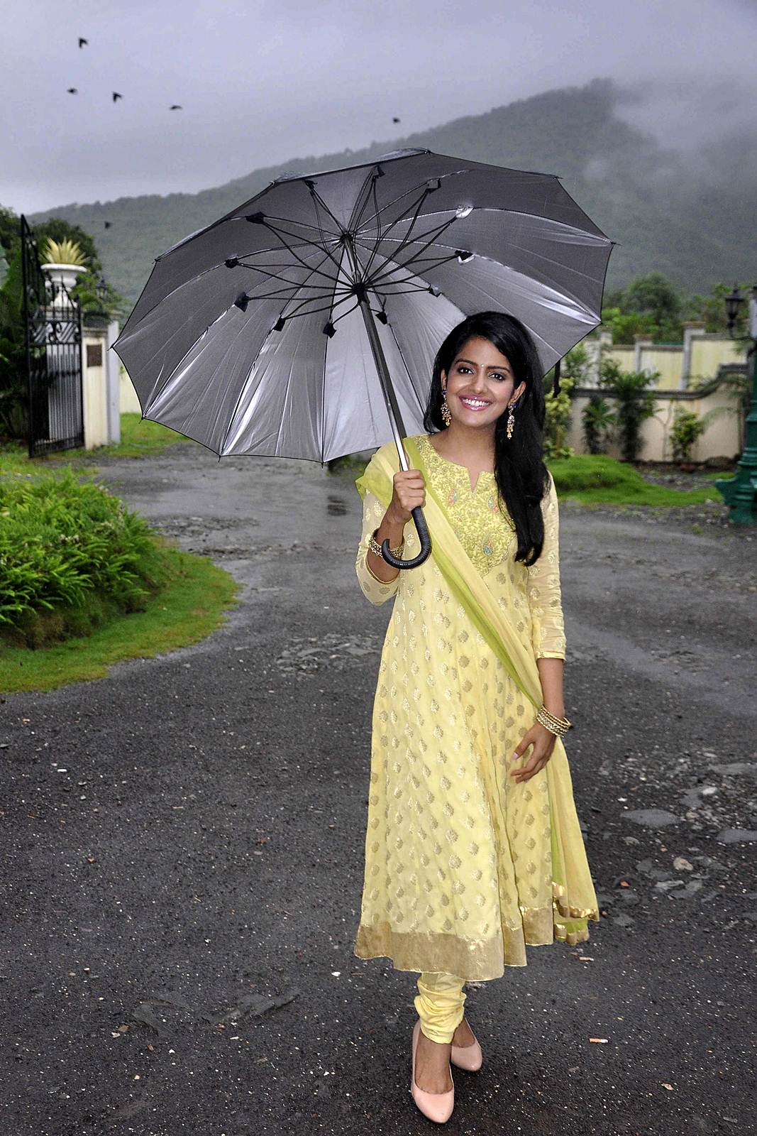 Vishakha Singh - Promotion of film Bajatey Raho on the sets of TV serial Anamika Photos | Picture 514252