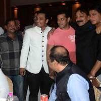 Shahrukh Salman ends feud at Iftar Party Photos | Picture 517471