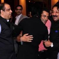 Shahrukh Salman ends feud at Iftar Party Photos | Picture 517472
