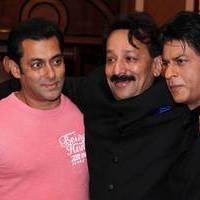 Shahrukh Salman ends feud at Iftar Party Photos | Picture 517473