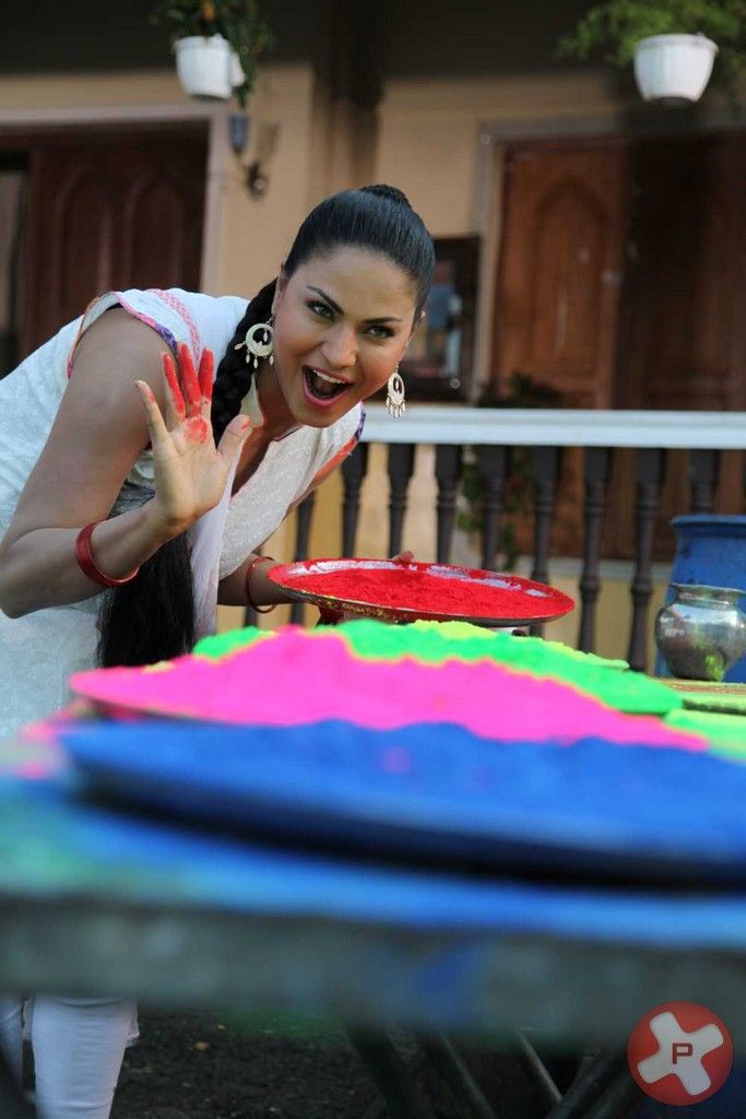 Veena Malik - In Pics: Veena Malik in the colour of Holi | Picture 415678