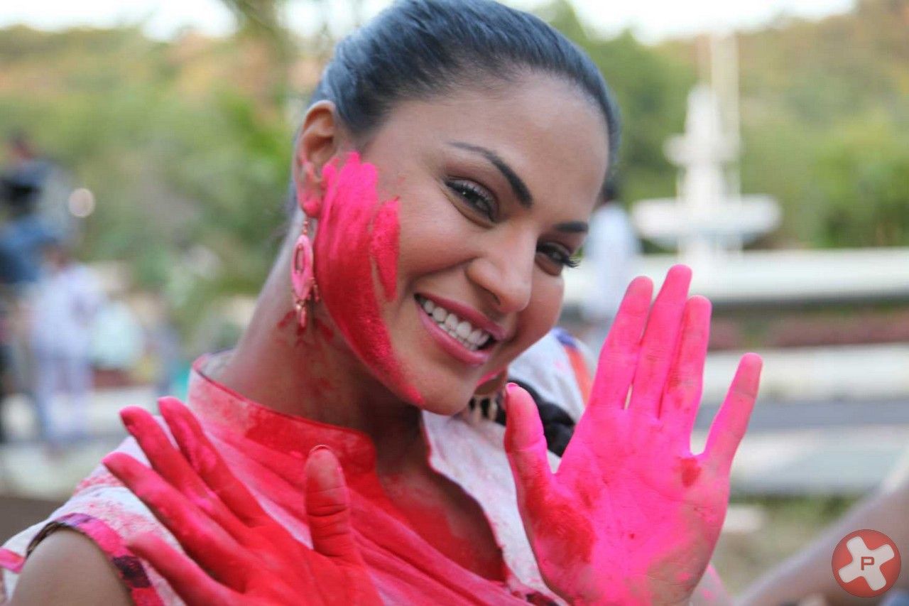 Veena Malik - In Pics: Veena Malik in the colour of Holi | Picture 415706