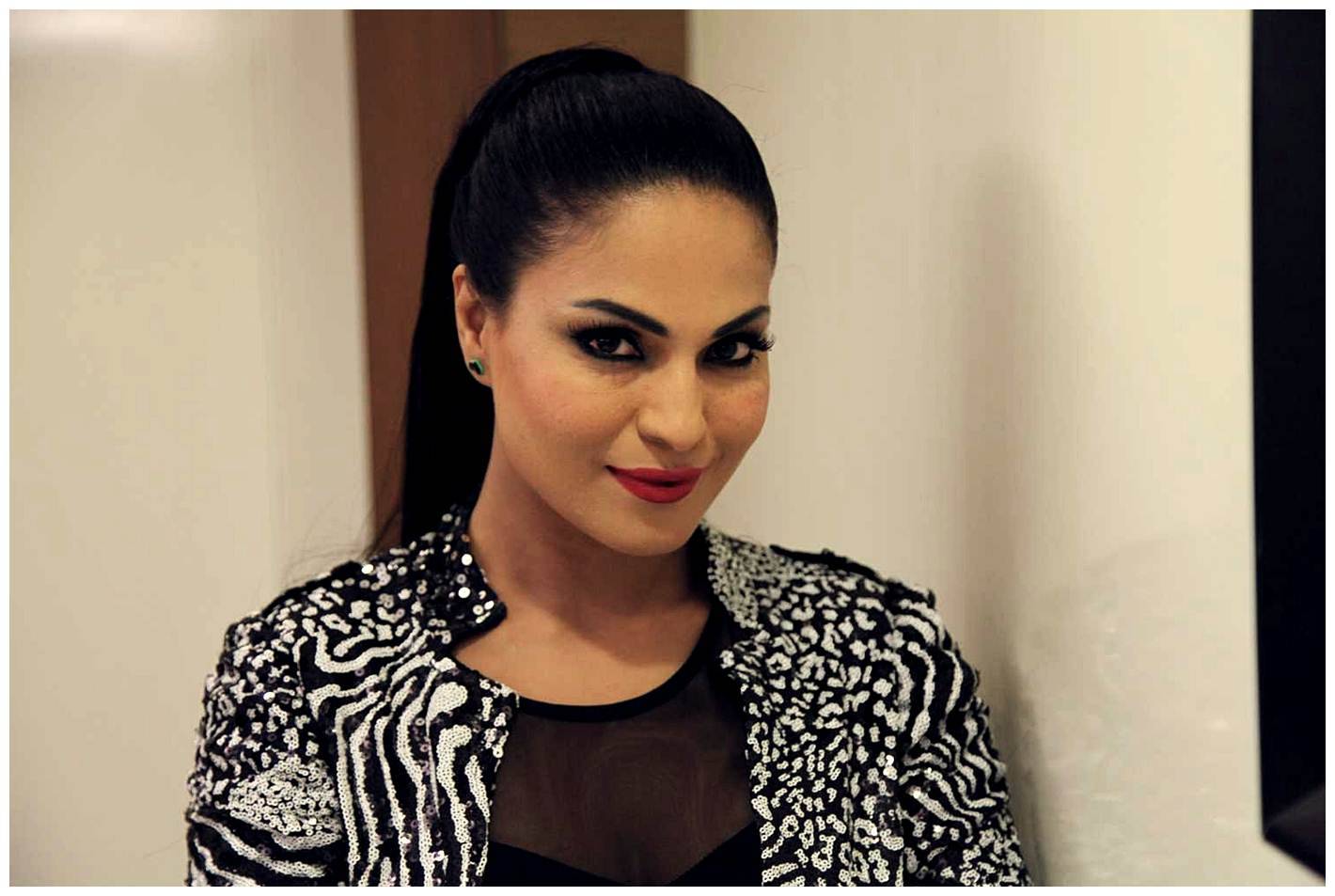 Veena Malik Bombastic performance at Gujarati Gaurav Vanta Awards Photos | Picture 453708
