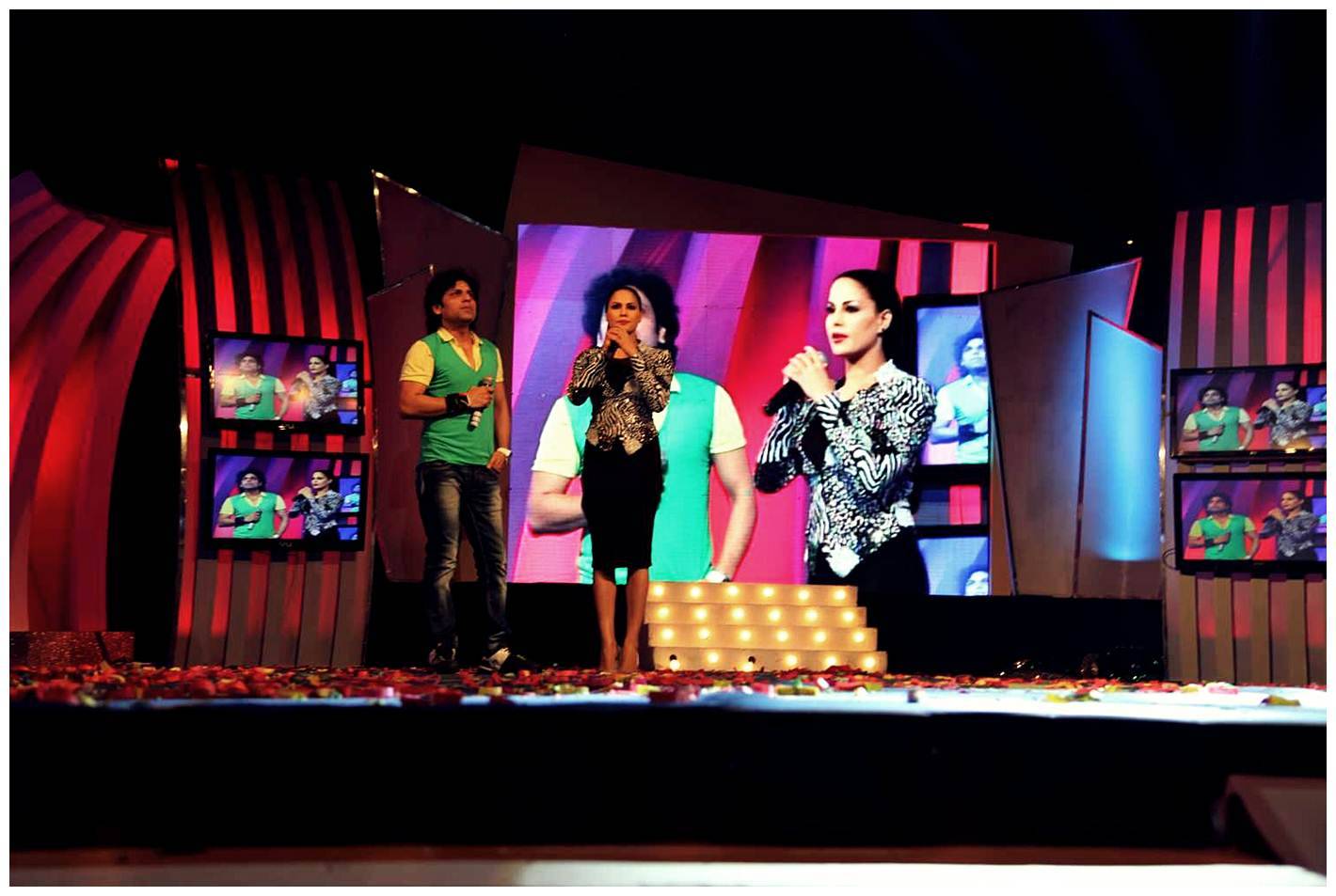 Veena Malik Bombastic performance at Gujarati Gaurav Vanta Awards Photos | Picture 453711