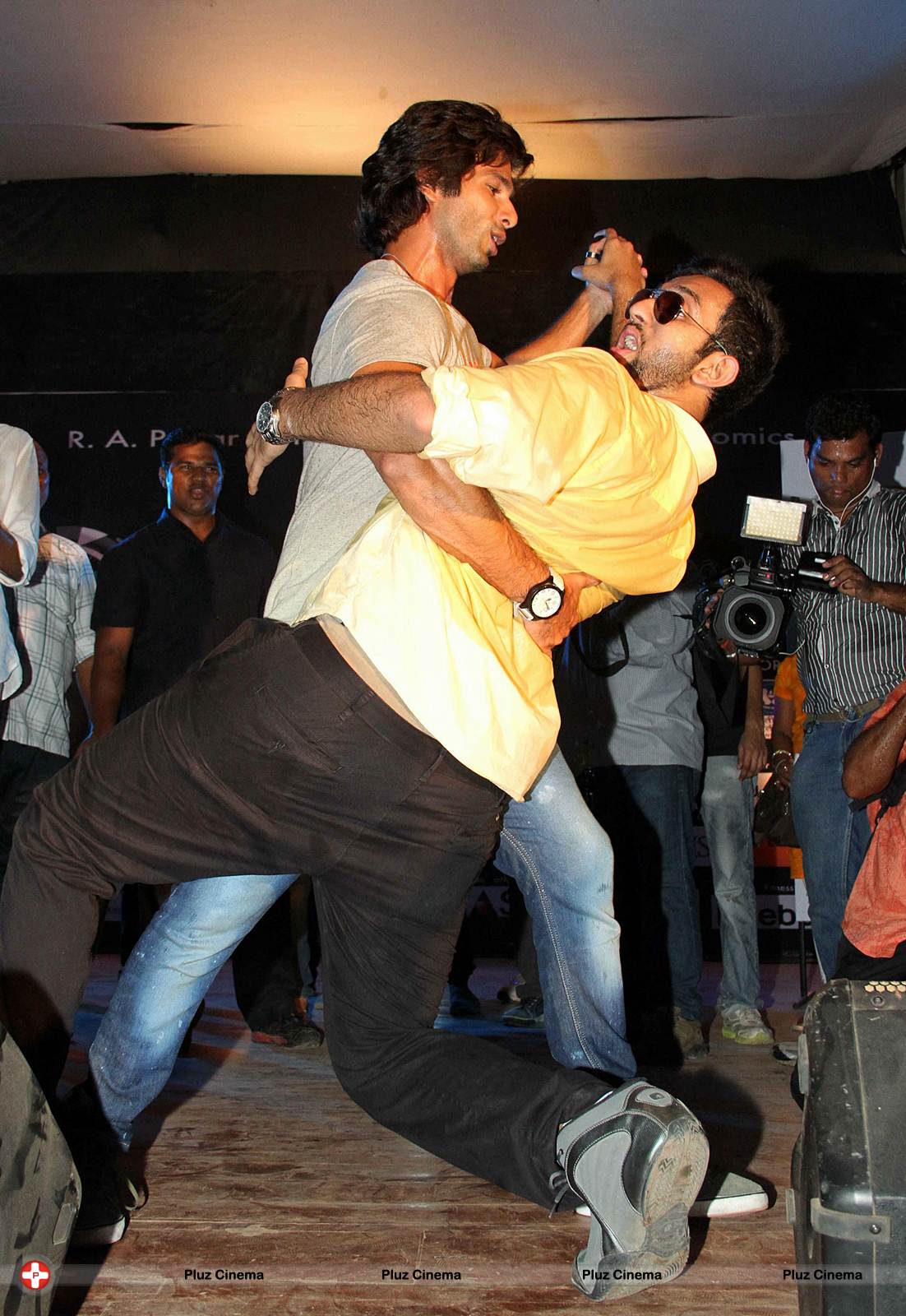 Shahid Kapoor perform at Enigma 2013 to promote Phata Poster, Nikla Hero Photos | Picture 559721